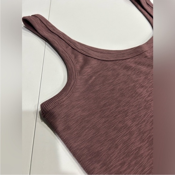 Vuori  Women's XL Sunrise Crop Tank Chestnut Dark Pink NWT Cropped Slim Fit - Picture 3 of 8